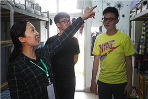 校学生处、保卫处到学生做爱影片
检查宿舍安全工作.jpg